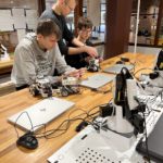 Im Rahmen des LEGO Mindstorms-Projektes unterstützen 3P Mitarbeiter die Schüler mit Praxisunterricht