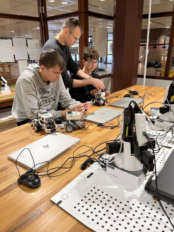 Im Rahmen des LEGO Mindstorms-Projektes unterstützen 3P Mitarbeiter die Schüler mit Praxisunterricht